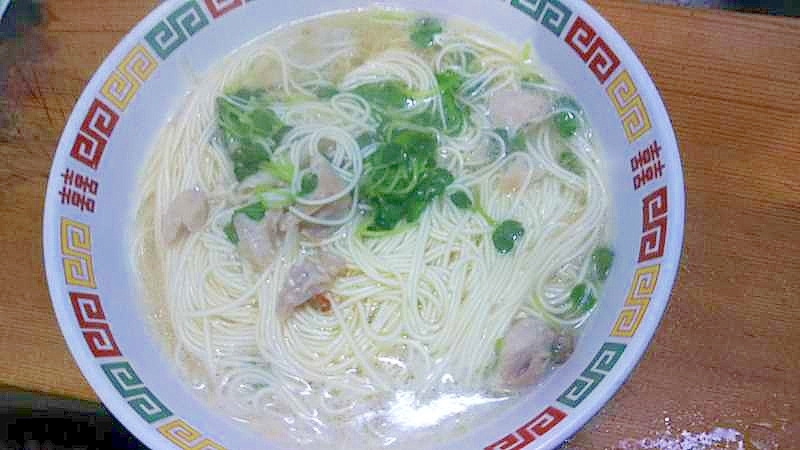 そうめんの麺線風/かいわれ鶏もも