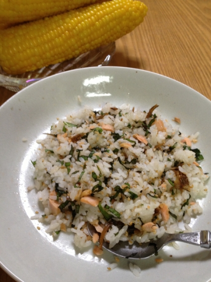 佃煮のこんぶや煮干しも混ぜちゃいました。
冷蔵庫の半端な食材と自家製大葉の消費に大助かり。
ごちそうさまでした（＾ν＾）