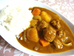 mimiさんシチューを作ろうと思ったら鶏肉がなくてじゃが芋も準備したのでカレーに変更しちゃいました（笑い）肉団子のカレー美味しいですね（*^_^*）