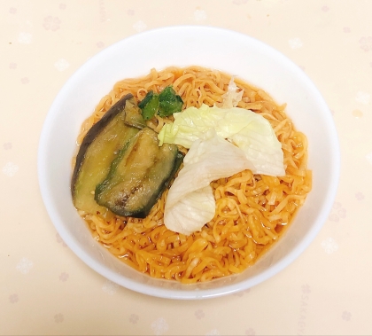 パンペルデュさん‎♪なすとレタス相性抜群ですね‎ෆ˚*美味しいラーメンのレシピありがとうございますෆ(  •͈ ᎑•͈ )ෆ˚*