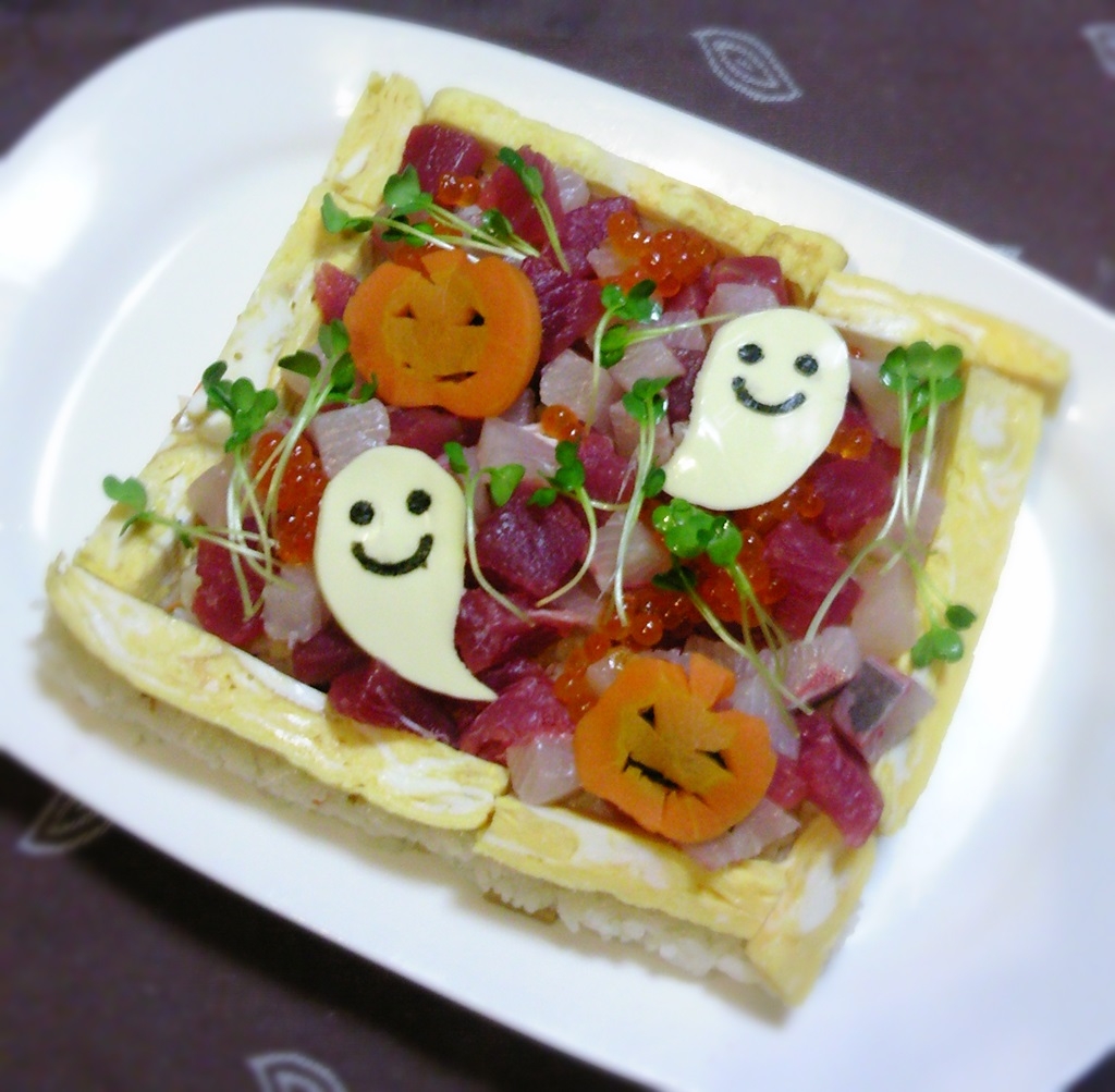 白い皿に盛り付けたカラフルハロウィンちらし寿司
