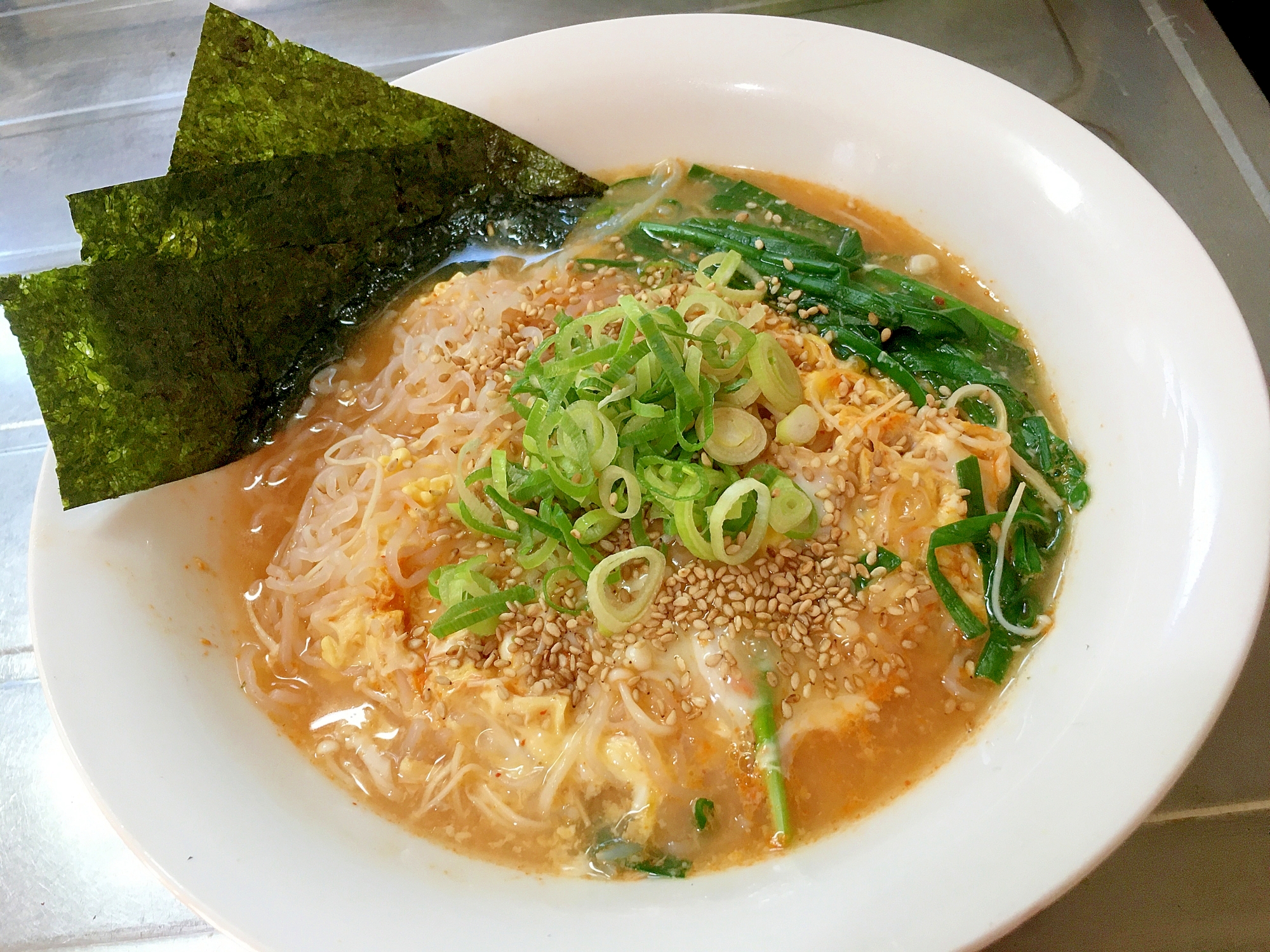 低糖質なのに大満足！濃厚とんこつ風しらたきラーメン