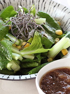 有機小松菜とコーンのサラダ玉ねぎカレードレッシング