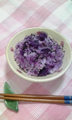 きれいに紫色♪紫芋ご飯♪
