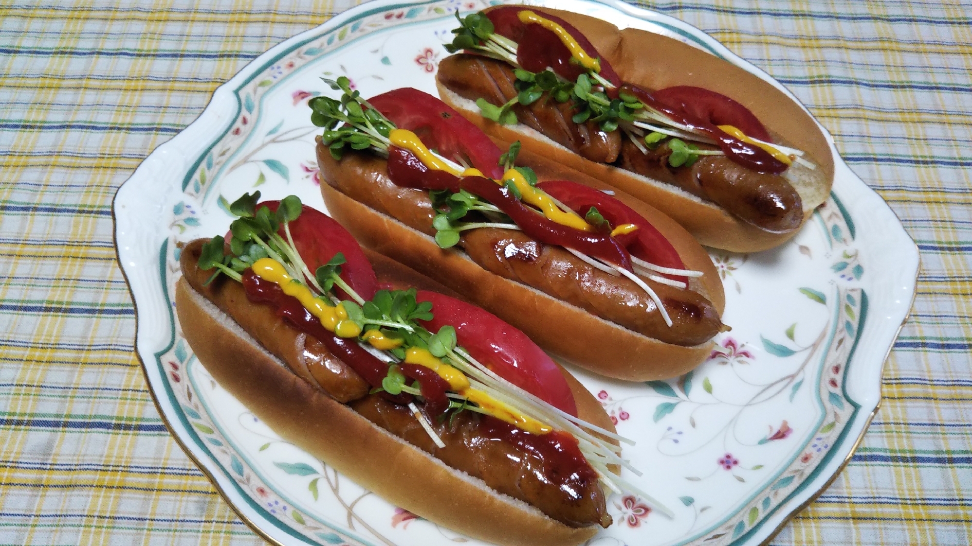 ウインナーとトマトと貝割れのホットドッグ☆