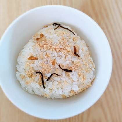 焼鮭ほぐしフレークと塩昆布と鰹節のごま油おにぎり