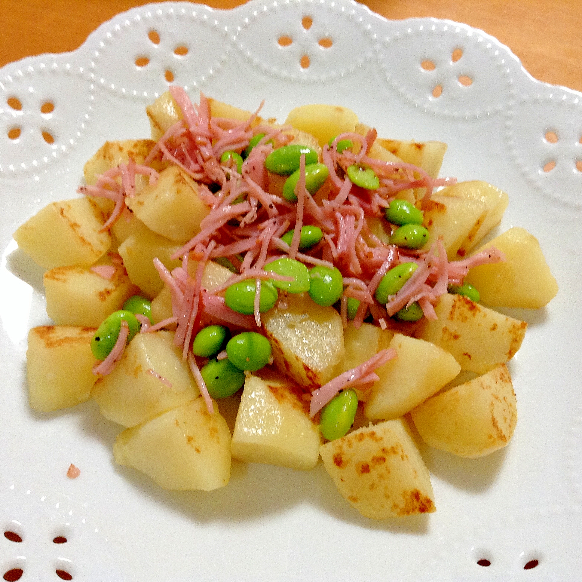 白い皿に盛り付けた枝豆とじゃがいもの簡単炒め