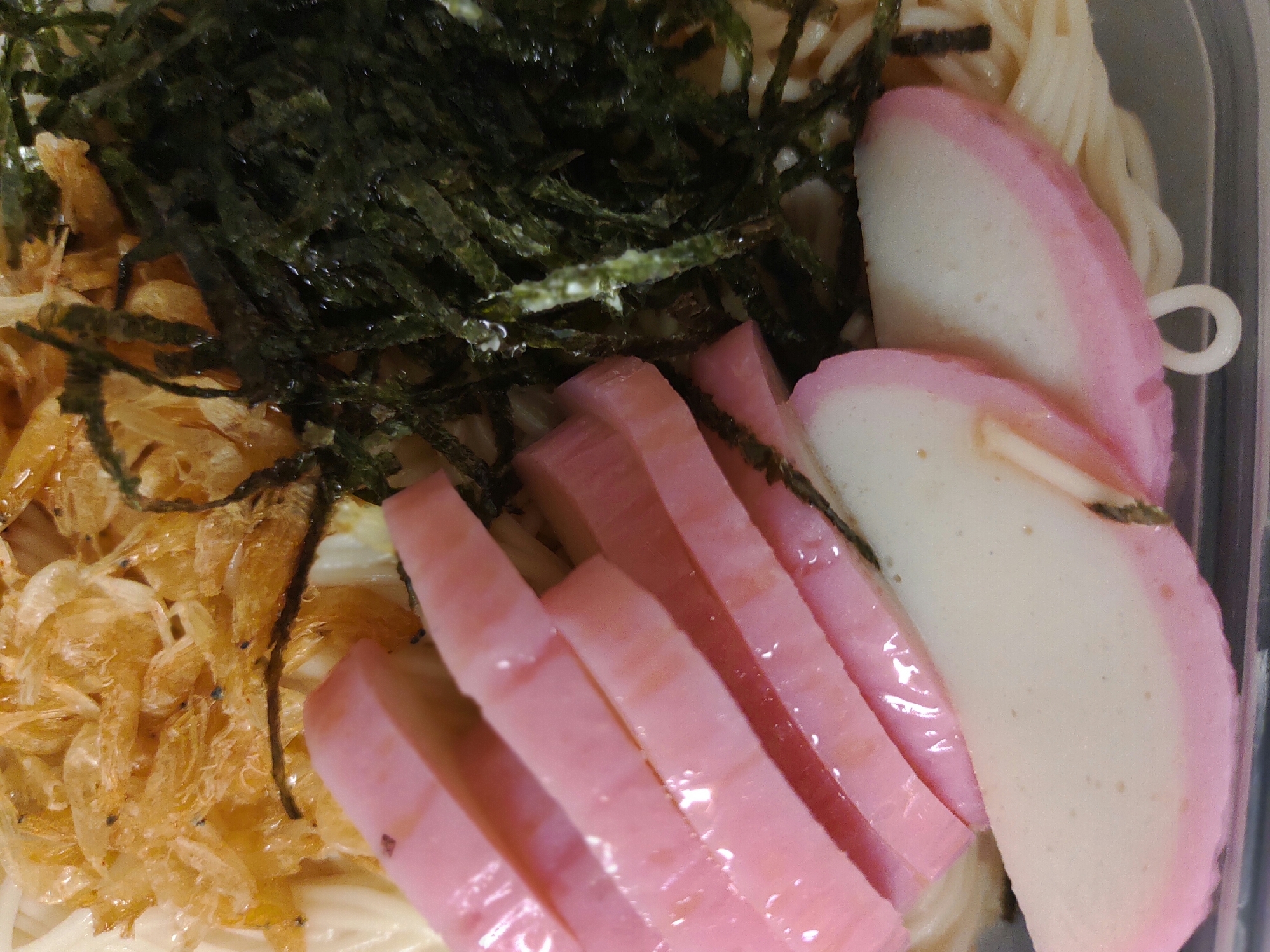 かまぼこと刻み海苔と素干しエビのぶっかけそうめん