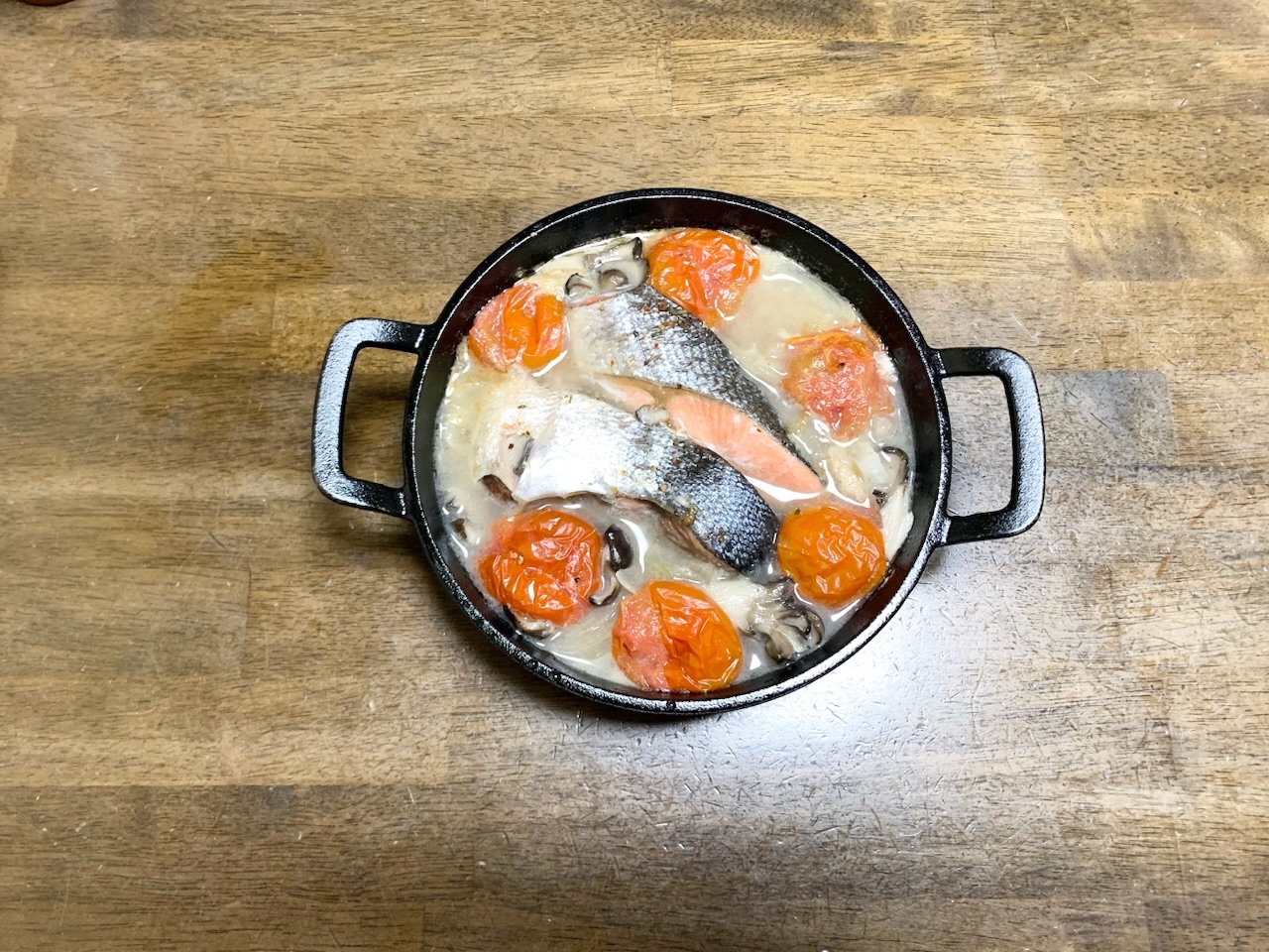 スキレットレシピ　鮭とトマトのアクアパッツァ風
