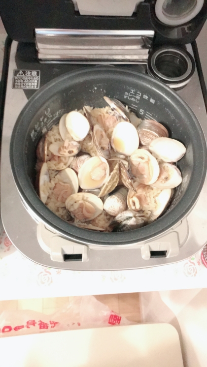 桑名の名産のはまぐりを頂いたので、砂抜きしてから、炊飯器に殻ごと入れて炊き上げました！とっても身がフワフワで美味しかったです！殻ごとスイッチオンで大丈夫でした！