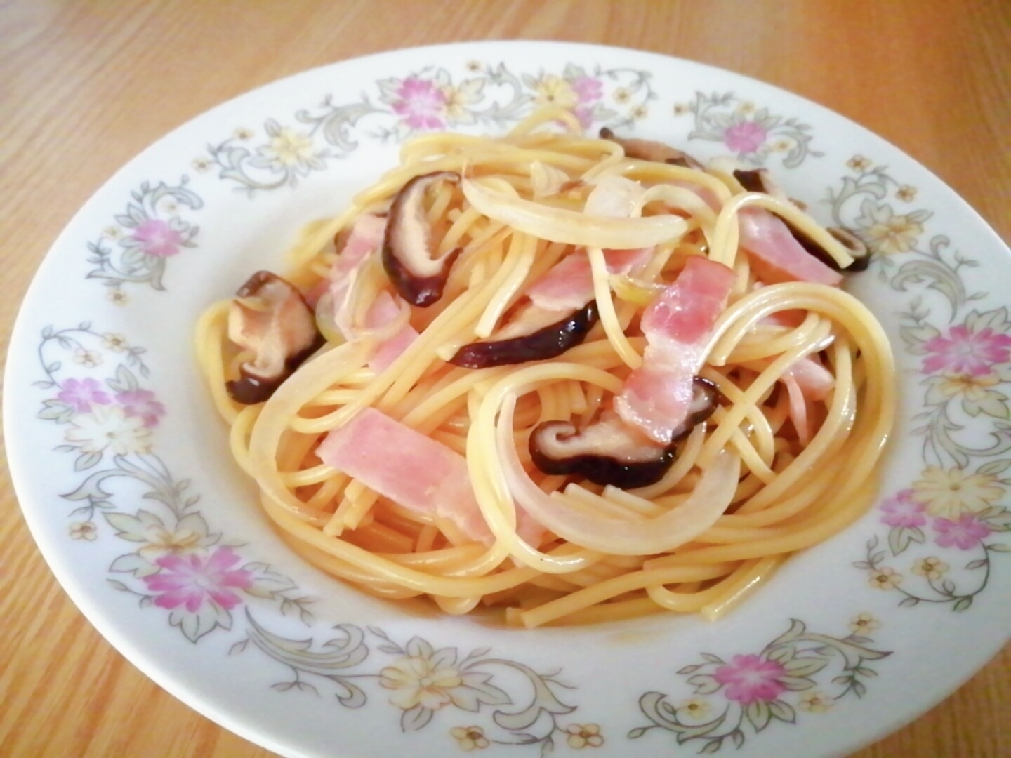 玉ねぎと椎茸とベーコンの和風パスタ