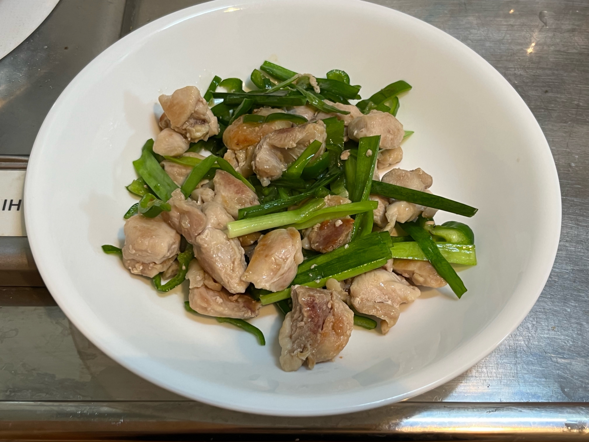 鶏もも肉とピーマンとニラの料理酒炒め