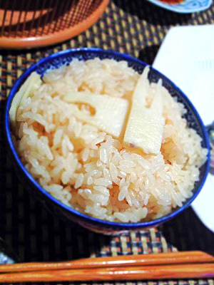 炊飯器で簡単、桜タケノコご飯