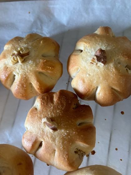 子供にはチョコを大人はくるみを入れて作りました！生地もほんのり甘くて美味しかったです♡