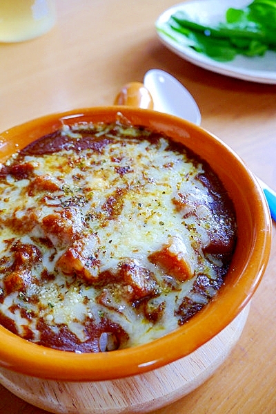 【簡単♪】レトルトカレーで、卵入り焼きチーズカレー