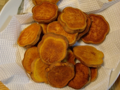 とても甘いサツマイモをいただいたので作りました。
皮、実がとても固くてスライサーが使えず厚切りになりましたが、簡単で美味しかったです。