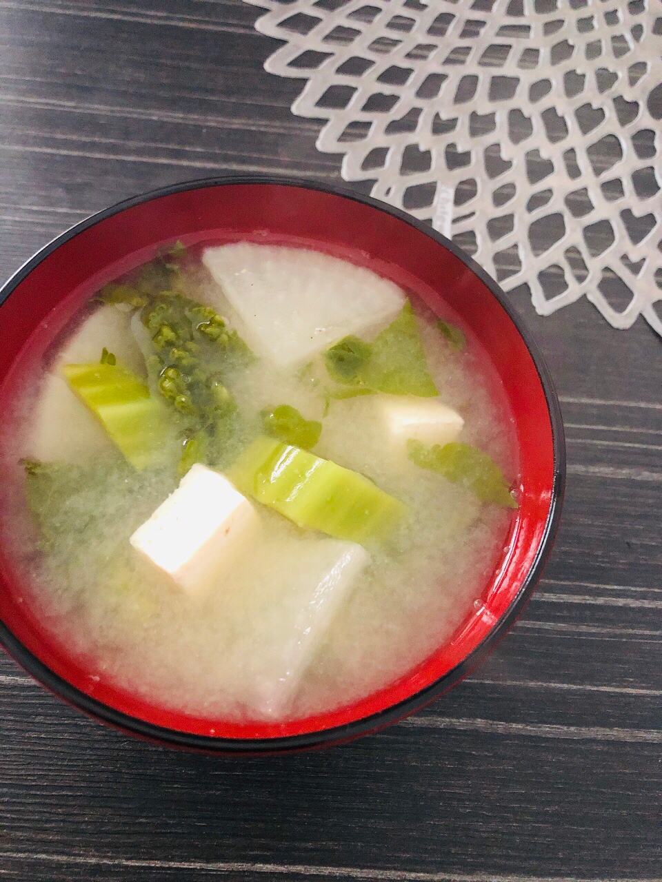 かつお菜と大根、豆腐の味噌汁