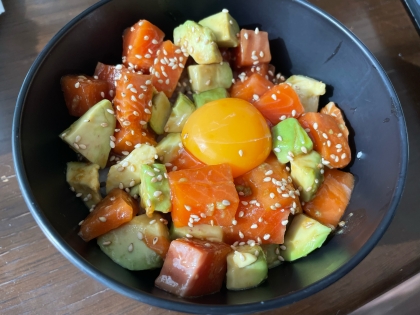 サーモンアボカド丼