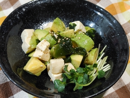 簡単ヘルシー♡アボカドと豆腐のわかめ和え