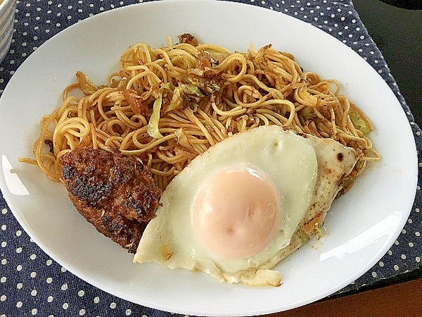 横手焼きそば風ハンバーグ焼きそば