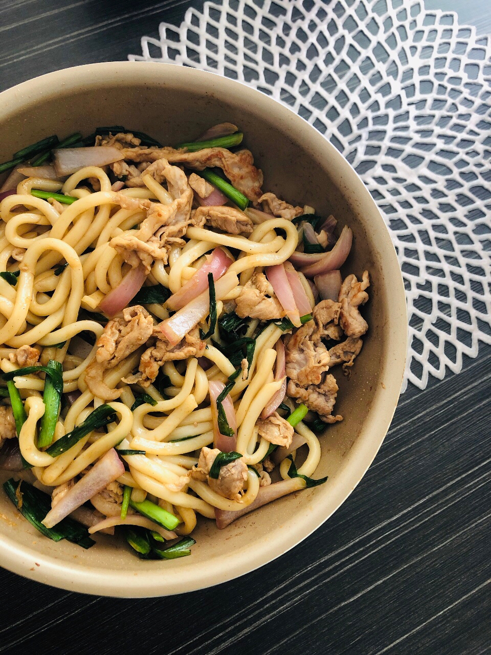 簡単ランチ☆豚とニラと玉ねぎのソース焼きうどん