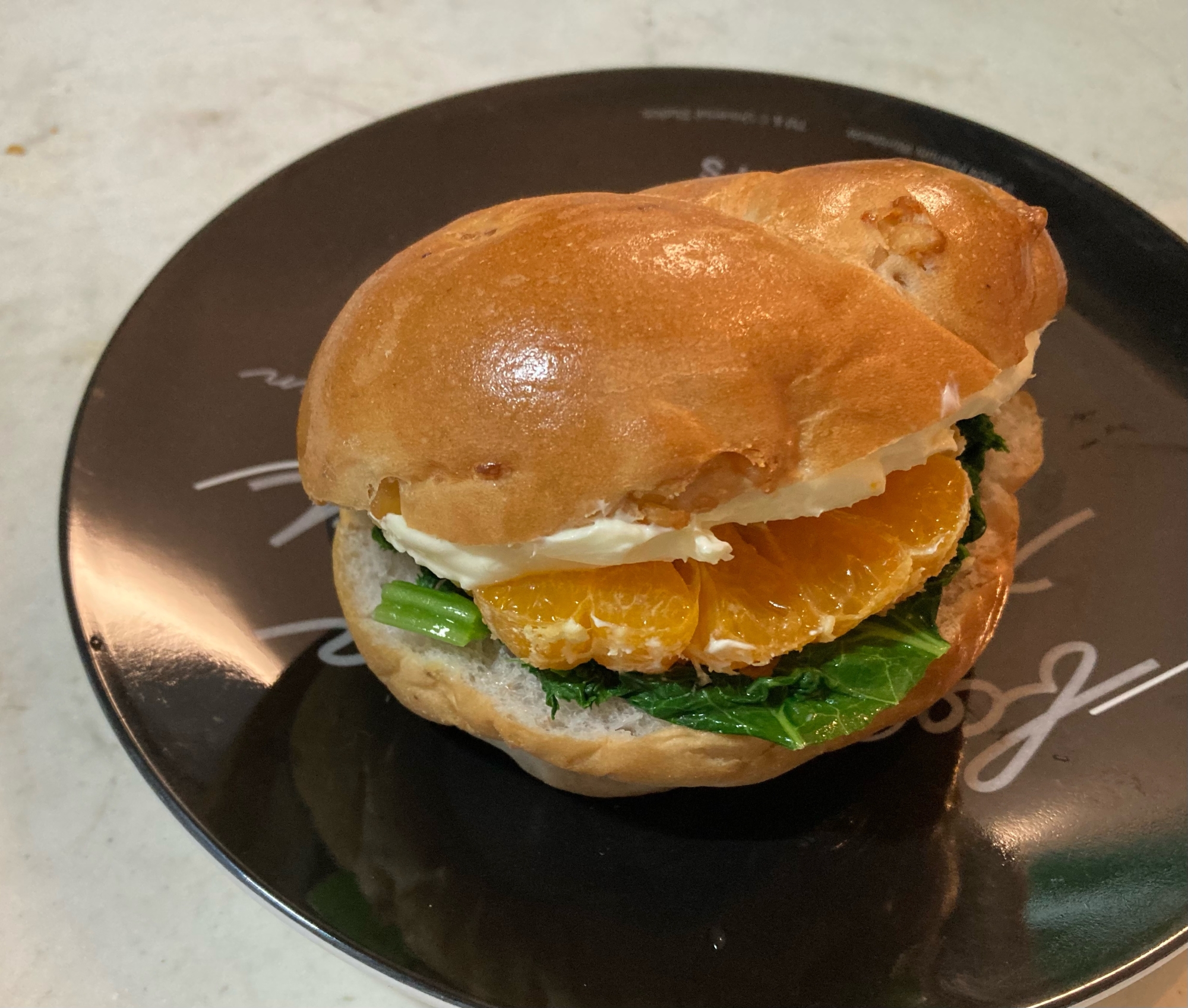 クリームチーズとマスタードの葉で作る変わりサンド