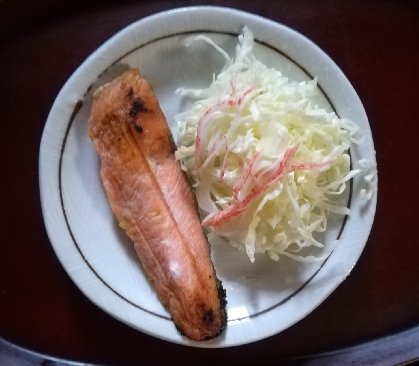 鮭焼き♪キャベツとカニカマ添え