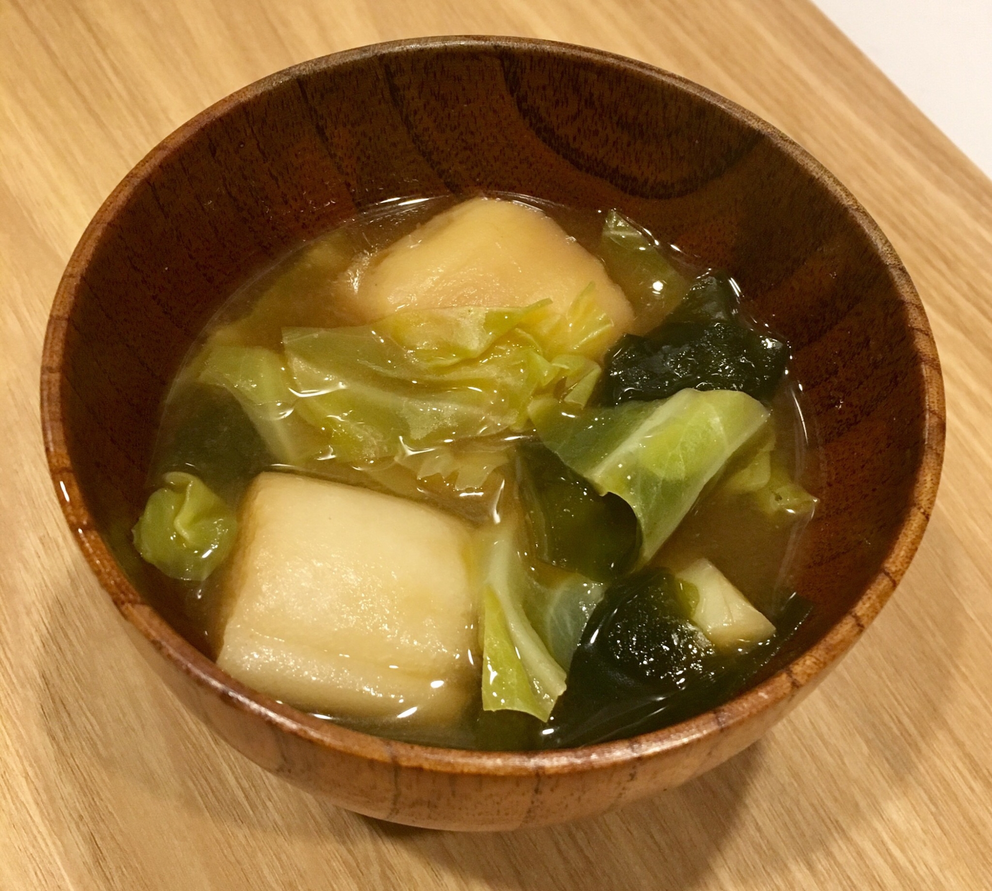 キャベツと麩とワカメの味噌汁♪