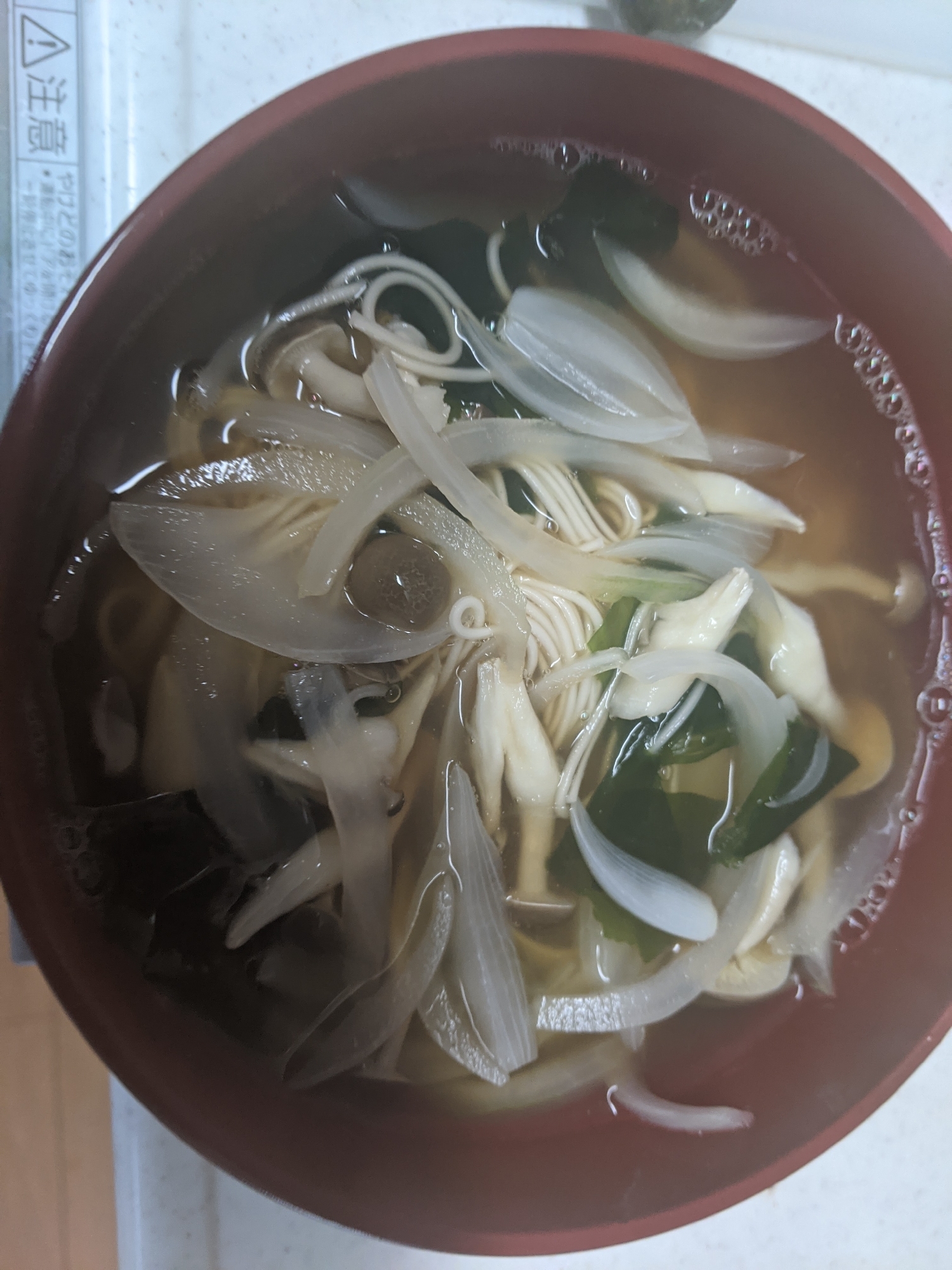 新玉ねぎとしめじとワカメの入麺