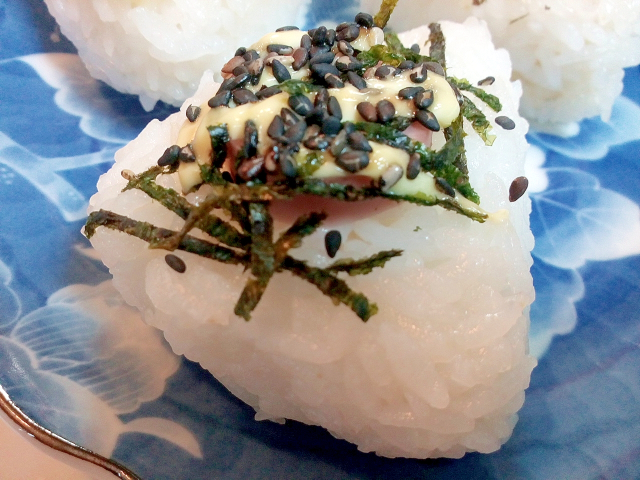 魚肉ソーセージときざみ海苔と黒ごまの焼きおにぎり