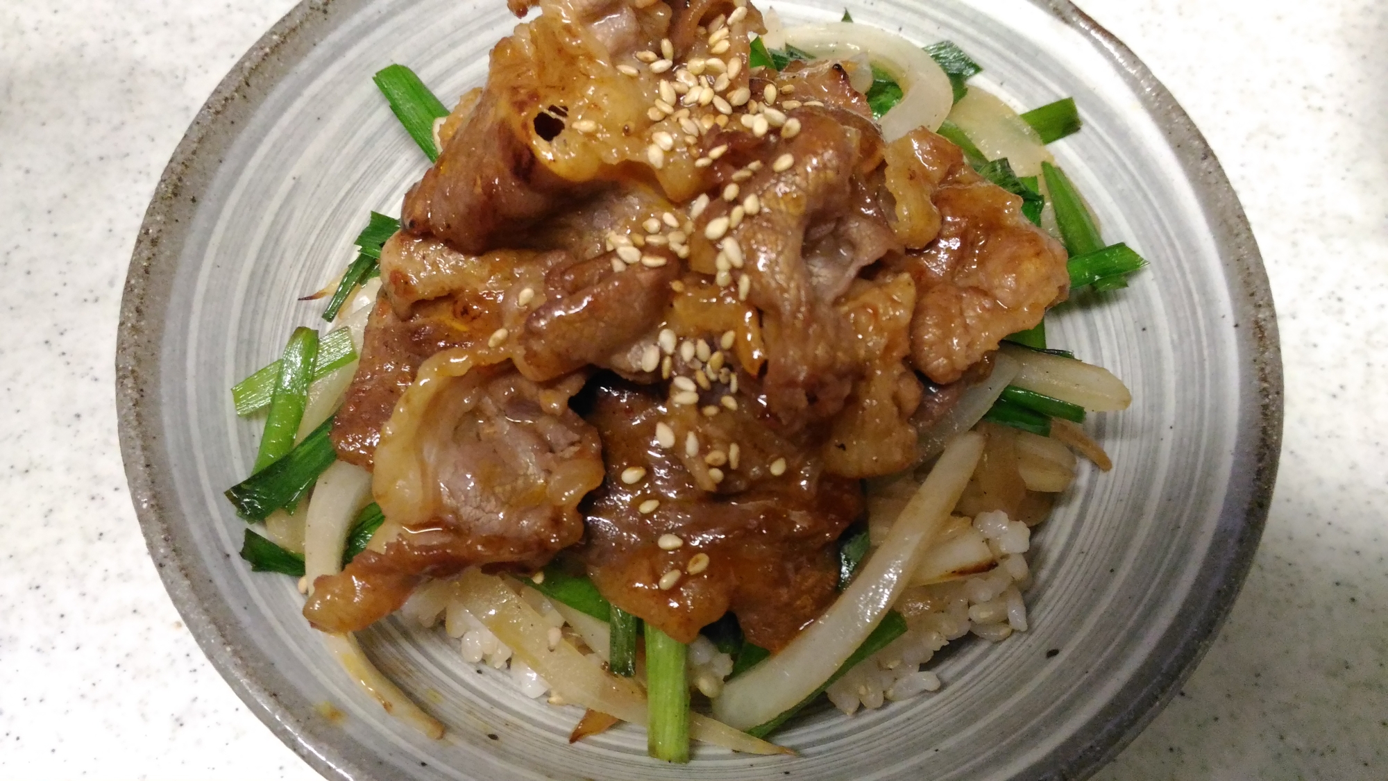 にら玉葱焼き肉丼