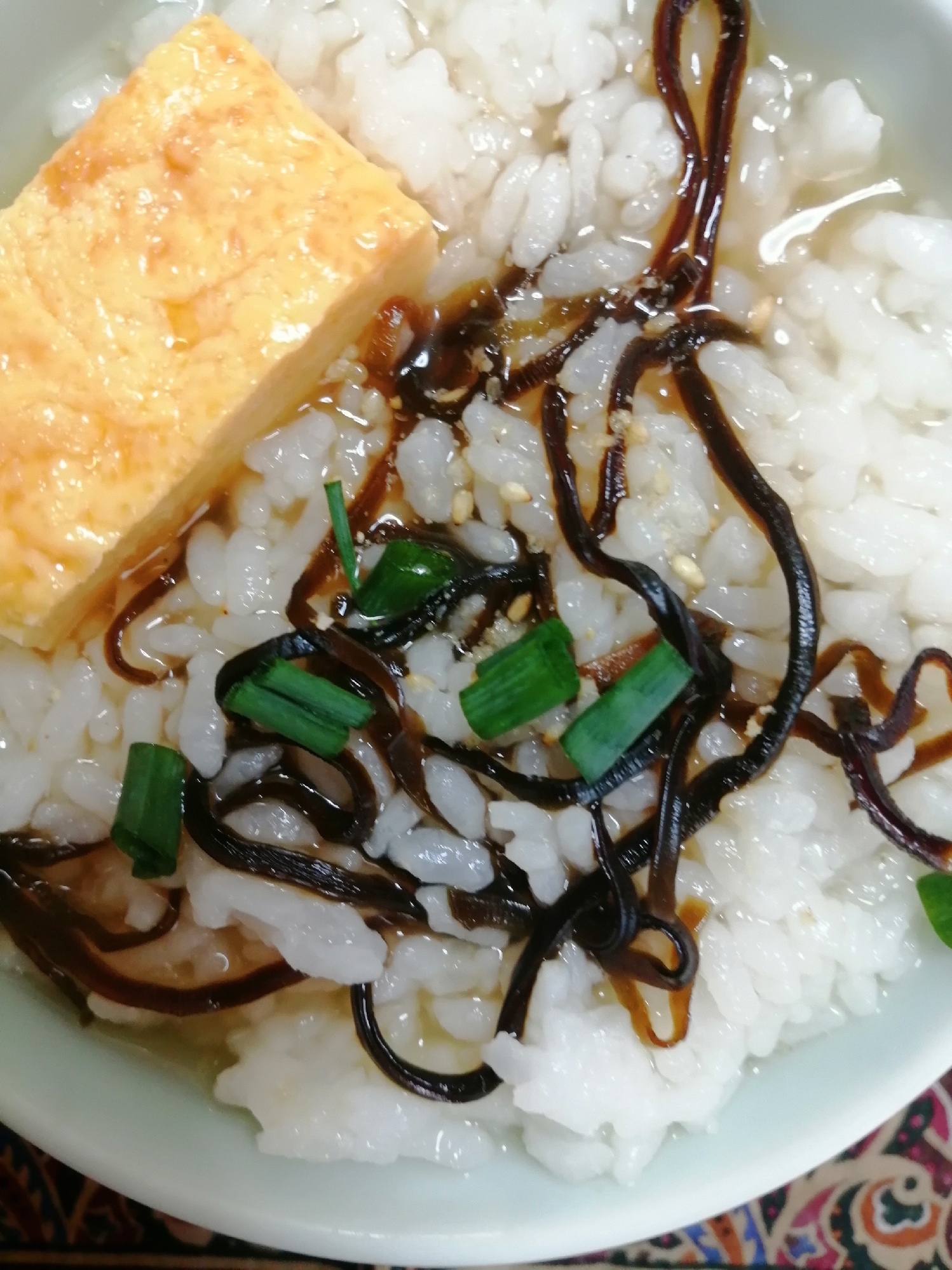 卵焼きと塩昆布とネギとごまと白だし入りお茶付け