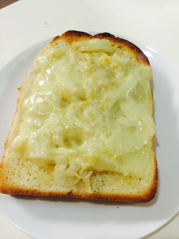 キャベツとチーズのとろーりトースト