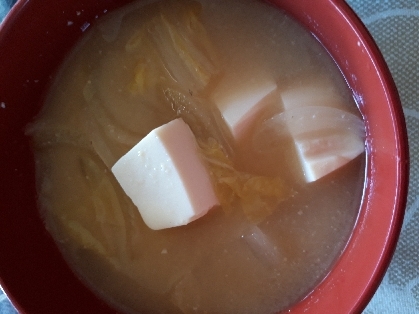 豆腐と油揚げとタマネギの味噌汁