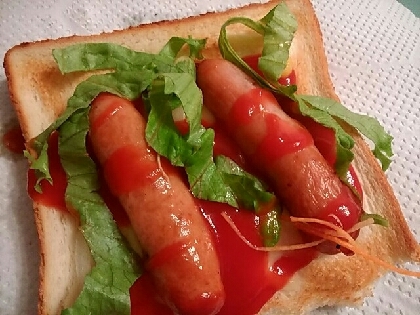 粒マスタード美味しそう！ないからケチャップでおこちゃま味ww粒マスタード食べたいwまた取り忘れそうになりかじった部分を隠しドアップで❤ウィンナー多めで美味しい❤