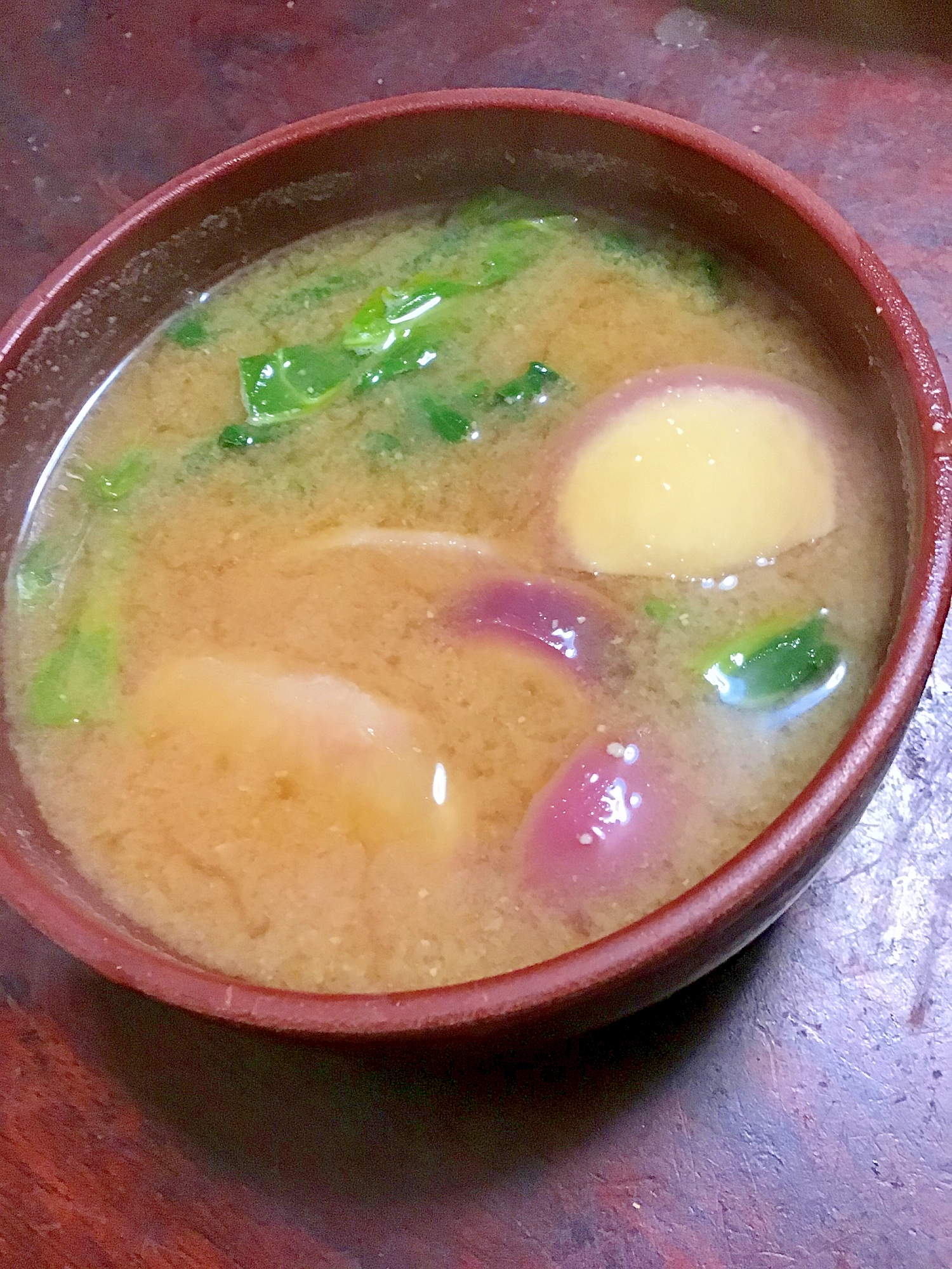 赤カブとかき菜の味噌汁。