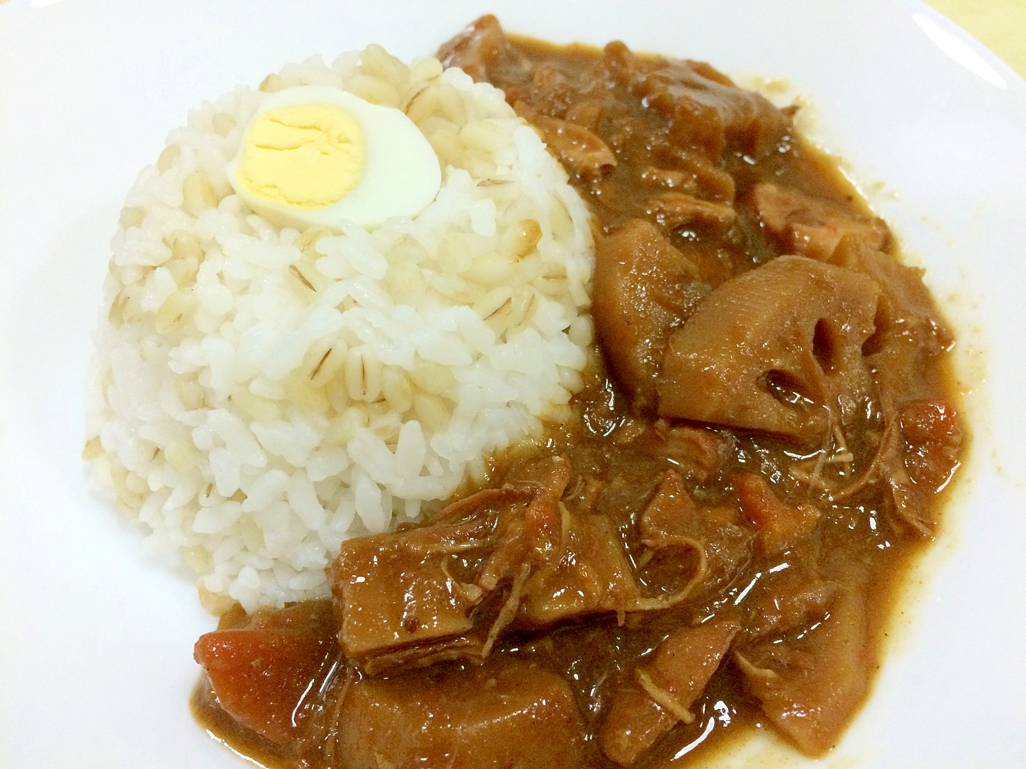 白い皿に盛り付けた甘口和風カレー