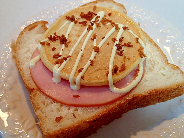 ハムと大豆粉パンケーキとフライドオニオンの食パン♬