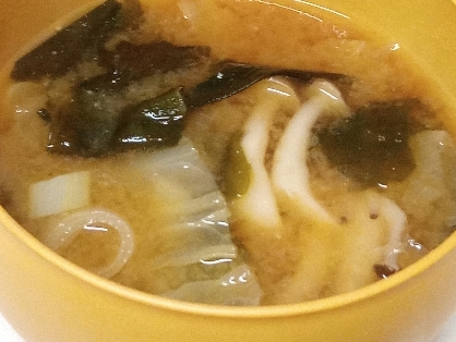 白菜とわかめと小ねぎと椎茸の味噌汁
