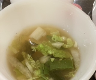 牡蠣鍋の残り汁でわかめと白菜スープ！