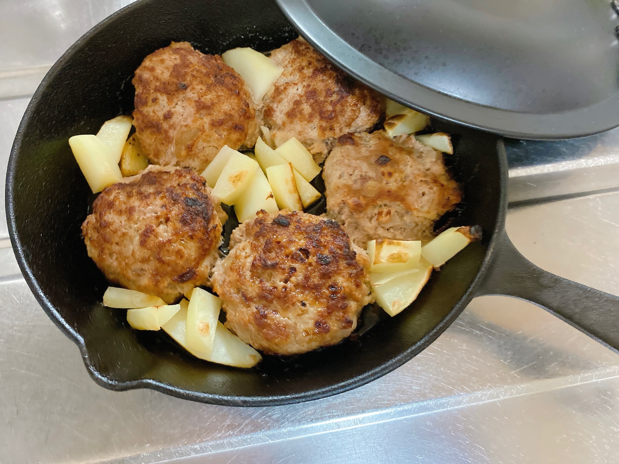 仕上げはオーブン！スキレットで作るハンバーグ