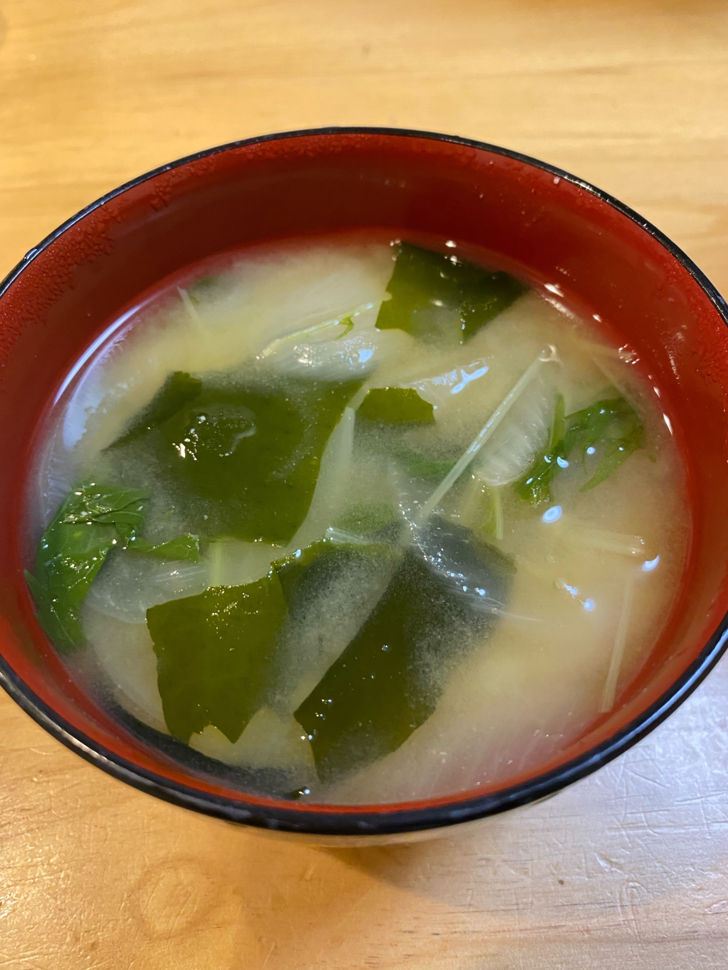 玉ねぎと水菜とわかめの味噌汁