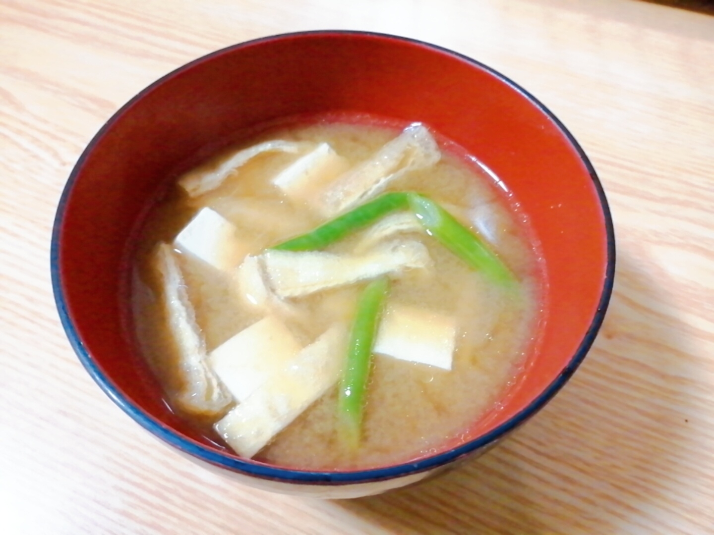 豆腐と油揚げといんげんの味噌汁