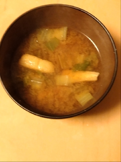 いつもと違う具のお味噌汁が食べたい！と思って、作らせていただきました。小松菜をお味噌汁で使ったことはなかったんですけど、美味しいですね♫
ありがとうございます！