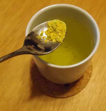 細かく粉末状にして、緑茶に入れて頂きました
レシピ有難うございます