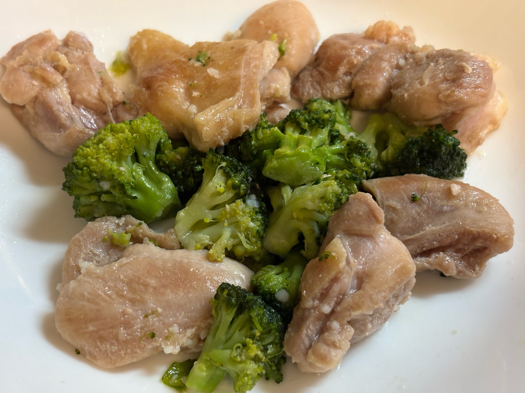 鶏もも肉とブロッコリーのにんにく風味野菜炒め