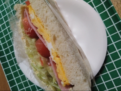 フレッシュな野菜たっぷり☆トマトサンドイッチ