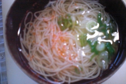 りピで～す。
夏に使いきれなかったおそうめんが
役に立っています。
一味でちょっとピリ辛・・・・
ごちそうさまでした。
(*^_^*)