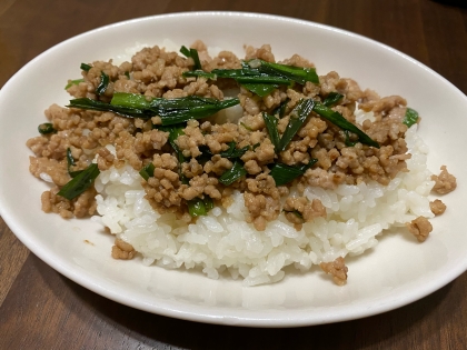 ニラ豚ミンチの乗っけ焼肉のたれ目玉焼き丼