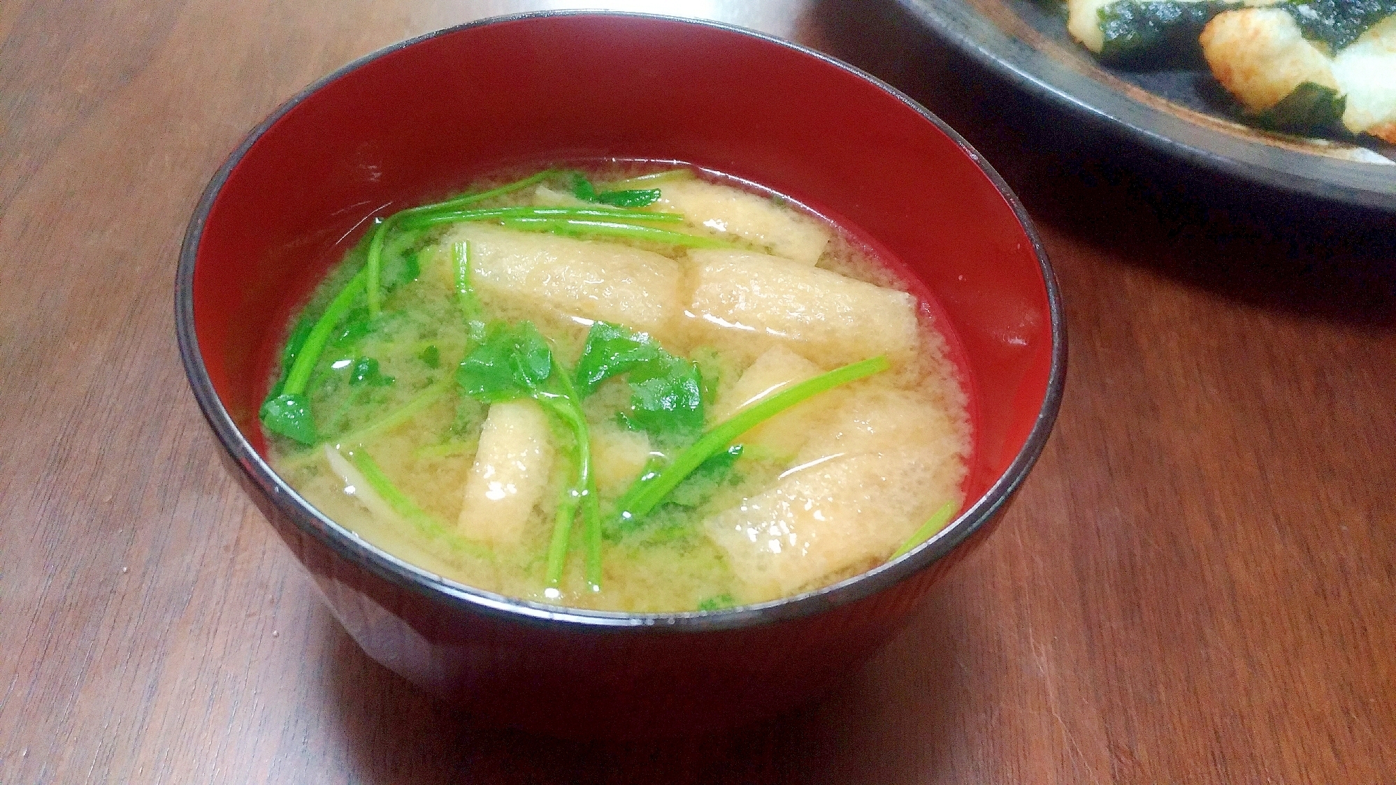 せりとごぼうと油揚げのお味噌汁